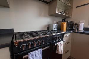 a black stove top oven in a kitchen at Lake View Inn in Rotorua