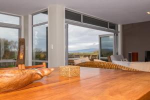 a wooden table with a statue on top of it at Lake View Inn in Rotorua
