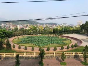 un gran reloj de flores en medio de un parque en Hòa Bình Hotel LC - by BAY LUXURY, en Cốc Lếu