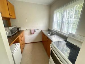 Kuchyň nebo kuchyňský kout v ubytování Browns Bay Olive Tree - Pet Friendly Family Apartment