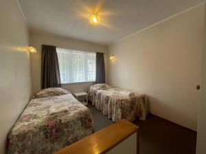 Postel nebo postele na pokoji v ubytování Browns Bay Olive Tree - Pet Friendly Family Apartment