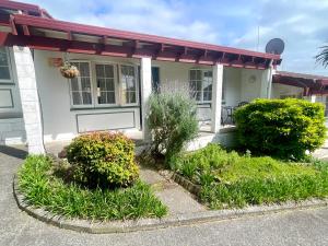 Zahrada ubytování Browns Bay Olive Tree - Pet Friendly Family Apartment