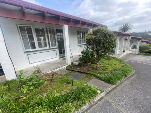 Zahrada ubytování Browns Bay Olive Tree - Pet Friendly Family Apartment