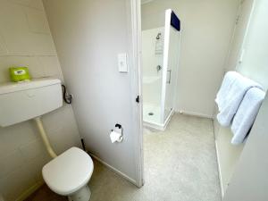 Koupelna v ubytování Browns Bay Olive Tree - Pet Friendly Family Apartment