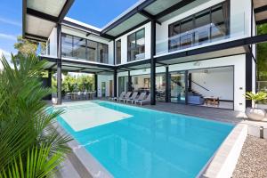 Kolam renang di atau dekat dengan Loft Style 4BR Villa Sunset Garden 4 with 12m Salt Water Pool, near NaiHarn