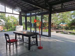 Κήπος έξω από το The Interlude Art Retreat