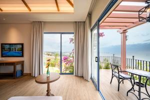 ein Wohnzimmer mit Blick auf das Meer in der Unterkunft Centara Mirage Resort Mui Ne in Mui Ne