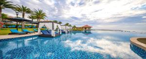 Der Swimmingpool an oder in der Nähe von Centara Mirage Resort Mui Ne