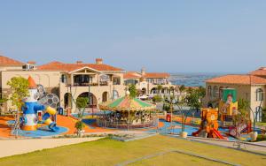 Der Swimmingpool an oder in der Nähe von Centara Mirage Resort Mui Ne