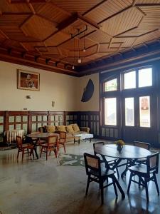 ラワンにあるHotel Niagaraのリビングルーム(テーブル、椅子、ソファ付)