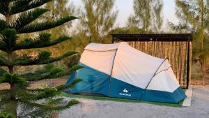 een blauw-witte tent naast een poort bij ที่พักแบบเต็นท์ Waraporn Valley in Ban Nong Tum