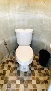 een badkamer met een wit toilet in een kamer bij ที่พักแบบเต็นท์ Waraporn Valley in Ban Nong Tum +10 foto's