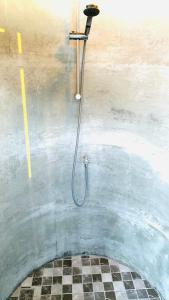 een douche in een kamer met een tegelvloer bij ที่พักแบบเต็นท์ Waraporn Valley in Ban Nong Tum