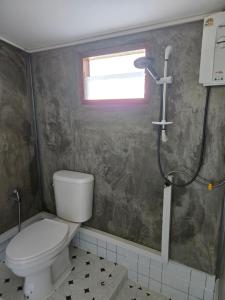 Ένα μπάνιο στο Lamour Guesthouse ละเมอเกสต์เฮ้าส์ room 03
