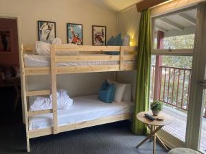 スレッドボにあるTyrola 2の二段ベッド2台と窓のある寝室
