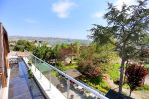 balcón con vistas a un parque en Turkuaz Hotel, en Büyükçekmece