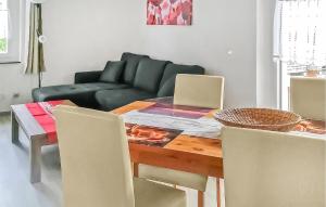 einen Esstisch mit Stühlen und ein Sofa in der Unterkunft Ferienhaus Mirow Ot Qualzow in Qualzow