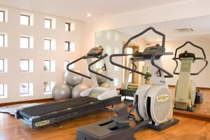 un gimnasio con dos cintas de correr y una cinta de correr en Villa Morgana Resort and Spa, en Torre Faro