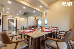 Posezení v ubytování StayVista at Blush Belle - Pool and Wifi