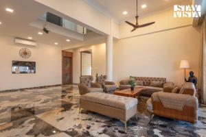 Posezení v ubytování StayVista at Blush Belle - Pool and Wifi