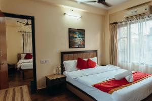 Katil atau katil-katil dalam bilik di Jungle Safari Lodge- Serenity in the Wild