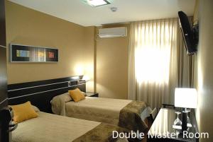 Cette chambre comprend 2 lits et une fenêtre. dans l'établissement Hotel Francia, à San Miguel de Tucumán