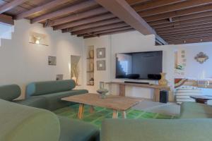 un soggiorno con un divano e una TV di Private Pool, 8-Bedroom, Old Town, Entire Estate - TANPURI Thapea - Prime Location a Chiang Mai