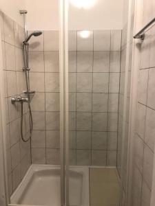 prysznic ze szklanymi drzwiami w łazience w obiekcie Appartement Berger w mieście Zell am See +37 zdjęć