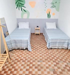 twee bedden in een kamer met bij Casa ampla e confortável in Garanhuns