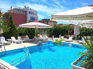 Bazén v ubytování Family Hotel Eliri nebo v jeho okolí