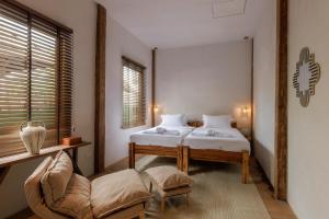 una camera con un letto e un divano di Private Pool, 8-Bedroom, Old Town, Entire Estate - TANPURI Thapea - Prime Location a Chiang Mai Altre 93 foto
