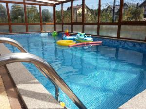 una piscina con algunos botes inflables. en RESORT Riva & Avir, en Jastrzębia Góra