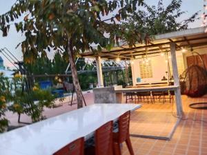 un patio extérieur avec une table et des chaises dans l'établissement Sweet Garden Home Resort, à Ban Nan Ya