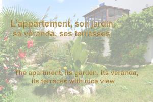 a picture of a garden with the words transplantation sonaria so veranda at Maison de la Lagune in Oualidia