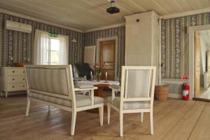 Posezení v ubytování Frägsta Hälsingegård B&B + 37 fotografií