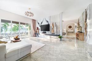 Χώρος καθιστικού στο Hermit villa 3BR 4BA 12hr Butler