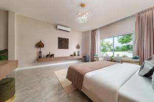 Ένα ή περισσότερα κρεβάτια σε δωμάτιο στο Hermit villa 3BR 4BA 12hr Butler