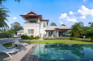 Peldbaseins naktsmītnē Hermit villa 3BR 4BA 12hr Butler vai tās tuvumā