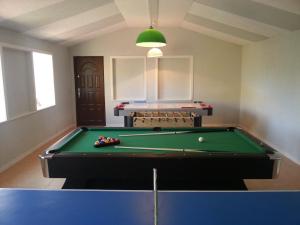 Biliár nebo kulečník v ubytování RESORT Riva & Avir