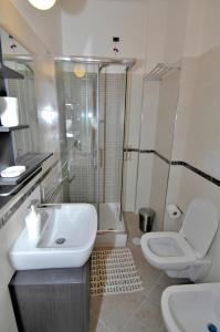 ローマにあるB&B Nonna Romaのバスルーム(洗面台、トイレ、シャワー付)
