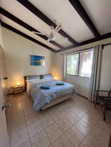 una camera con letto e ventilatore a soffitto di Wildsights Villas a Denham Altre 37 foto