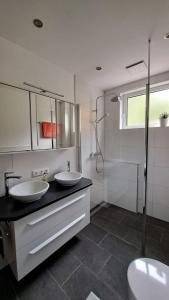 Un baño con dos lavabos y una ducha. en Ferienwohnung Angerer, en Bad Mitterndorf 25 fotos más