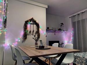 un comedor con una mesa de madera y luces de Navidad en La Encantada, en Huéscar