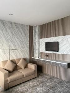 TV a/nebo společenská místnost v ubytování Devanora Hotel & Resto
