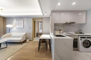 a kitchen and living room with a sink and a stove at 苏州山塘街华贸姑苏里酒店公寓 in Suzhou