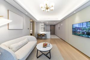 a living room with a couch and a table at 苏州山塘街华贸姑苏里酒店公寓 in Suzhou