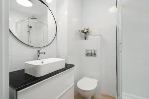 Kúpeľňa v ubytovaní Jasny & Elegancki Apartament typu Studio z Tarasem by Noclegi Renters