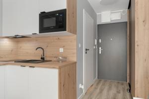 Kuchyňa alebo kuchynka v ubytovaní Jasny & Elegancki Apartament typu Studio z Tarasem by Noclegi Renters
