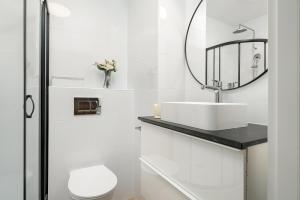 Kúpeľňa v ubytovaní Jasny & Elegancki Apartament typu Studio z Tarasem by Noclegi Renters