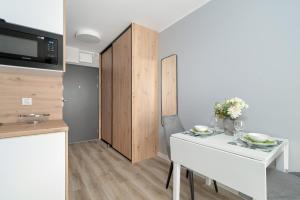 Kuchyňa alebo kuchynka v ubytovaní Jasny & Elegancki Apartament typu Studio z Tarasem by Noclegi Renters